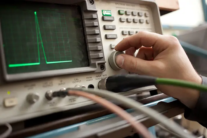 Spectrum analyzer device with screen